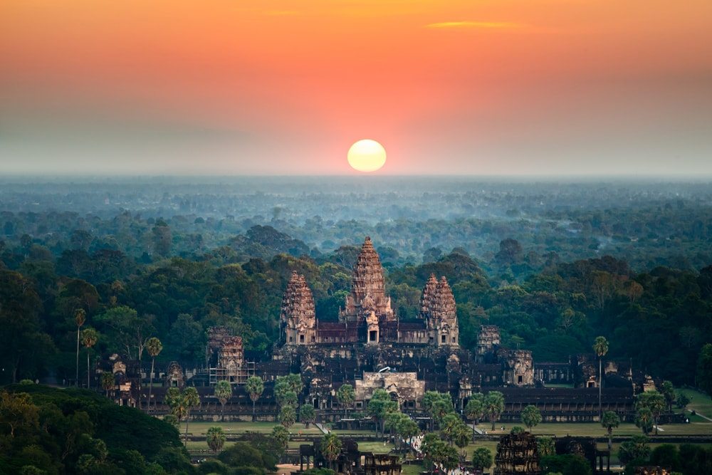 Zapadajúce Slnko nad Kambodžou 